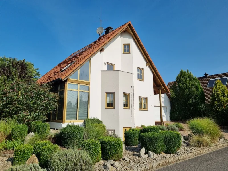 Süd Ansicht - Haus kaufen in Haßfurt - Traumhaftes Wohnen in beliebter Siedlungslage von Augsfeld - 1.034 m² Grund / 145 m² Wfl.