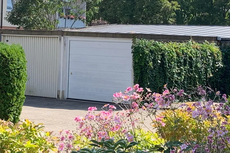 Garage mit neuem Sektionaltor