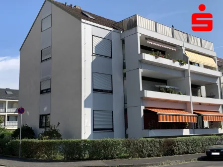 Straßenansicht mit Sonnenbalkon - Wohnung kaufen in Schweinfurt - Maisonettewohnung in Schweinfurt