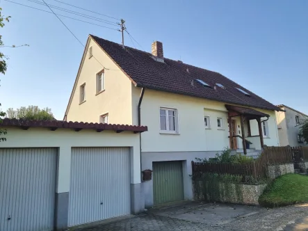 Nord Ansicht - Haus kaufen in Aidhausen - Großes EFH mit Garagen und sonnigem Garten am grünen Ortsrand von Friesenhausen