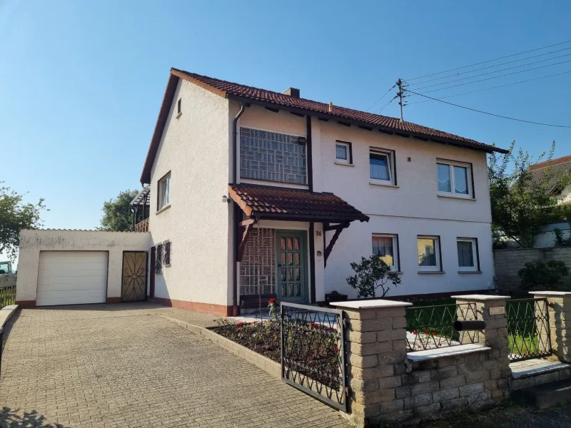 Nord-Ost Ansicht - Haus kaufen in Burgpreppach - EFH mit Garagen und überdurschnittlichem großen, sonnigen Gartengrundstück in naturnaher Lage von Fitzendorf