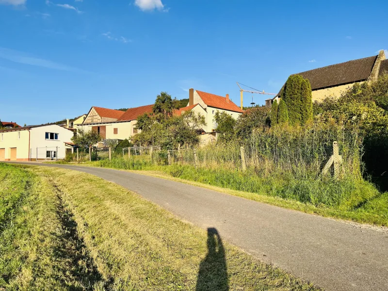 geteerter Zufahrtsweg auf der Westseite