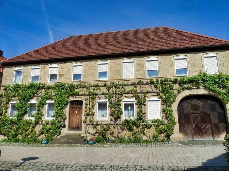 Südostansicht des Gebäudes - Haus kaufen in Zeil - *UNIKAT* Charmantes, zweigeschossiges Sandsteinhaus mit Nebengebäuden, Innenhof und Garten, Wohnfl. 230m² Grund ca. 1.200m²!