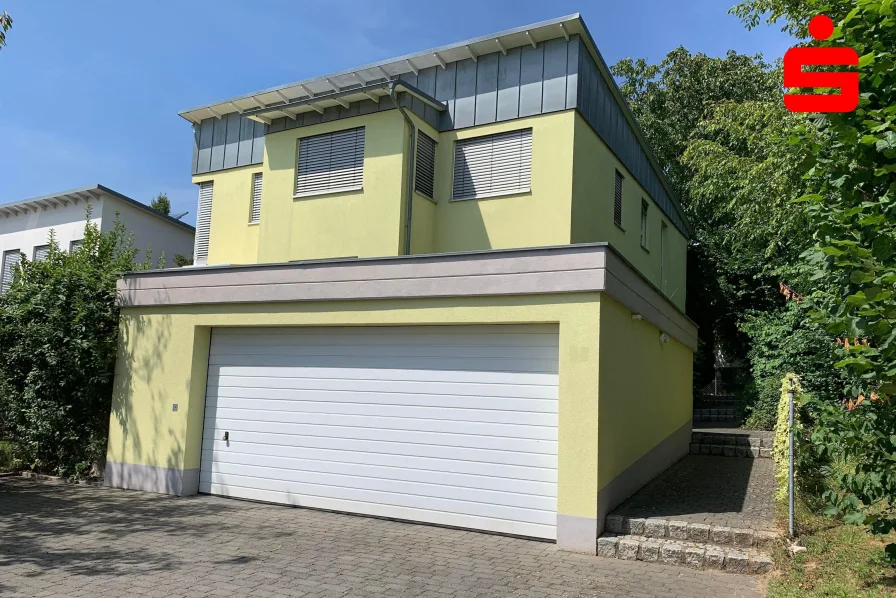 Hausansicht mit Doppelgarage und Stellplätzen - Haus kaufen in Schweinfurt - Freistehendes Einfamilienhaus in Schweinfurt/Zeilbaum