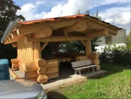 Garten mit Holzblockhaus