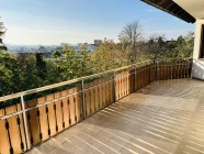 großer, sonniger Balkon mit Ausblick