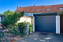 Garage mit neuem elektrischem Sektionaltor