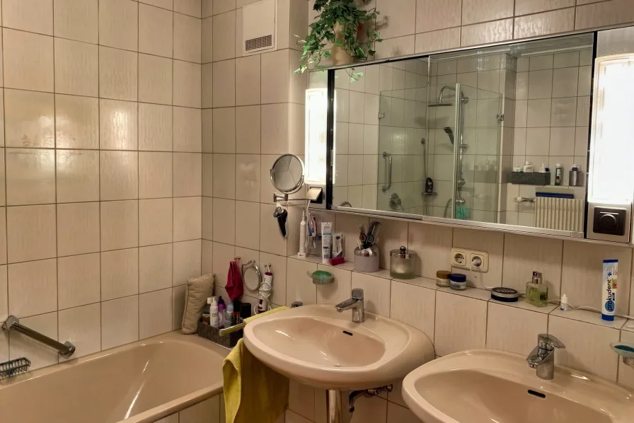 großzügiges Hauptbad mit Wanne und Dusche