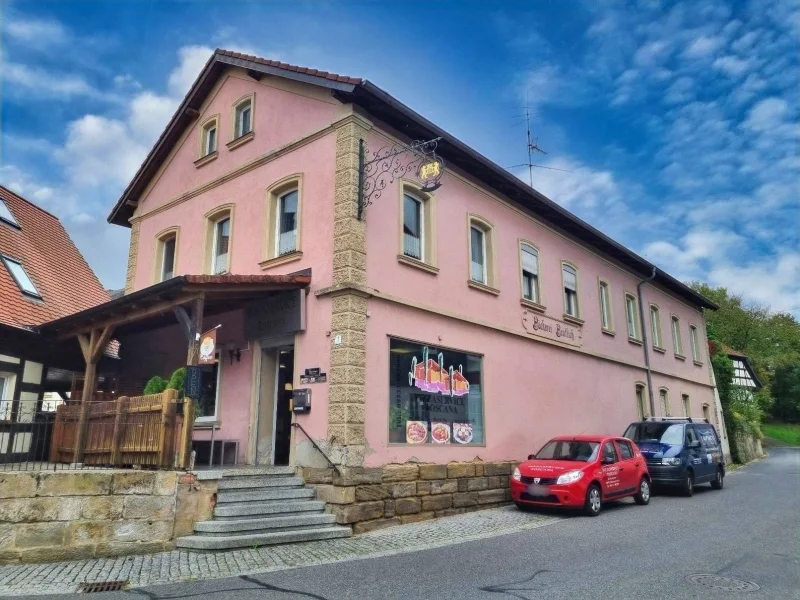 Süd-Ost Ansicht - Haus kaufen in Untermerzbach - Großzügiges Wohnhaus mit Gewerbeeinheit, Garagen und kleinem Garten in zentraler Lage von Untermerzbach