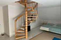 Schlafzimmer mit Wendeltreppe zum Spitzboden