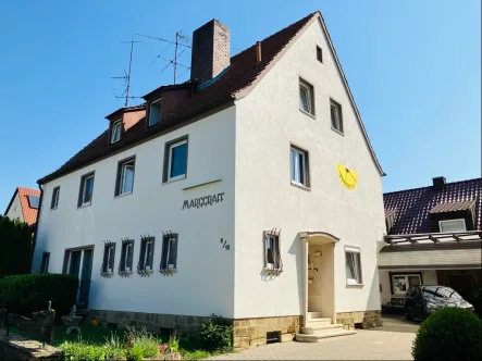 Ansicht - Wohnung kaufen in Haßfurt - Moderne, helle 3 Zimmer-Dachwohnung mit Küche, Duschbad/WC und Kellerraum in ruhiger, stadtnaher Lage