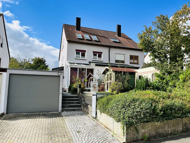 Ostansicht mit Garage und Vorgarten (Straßenseite)