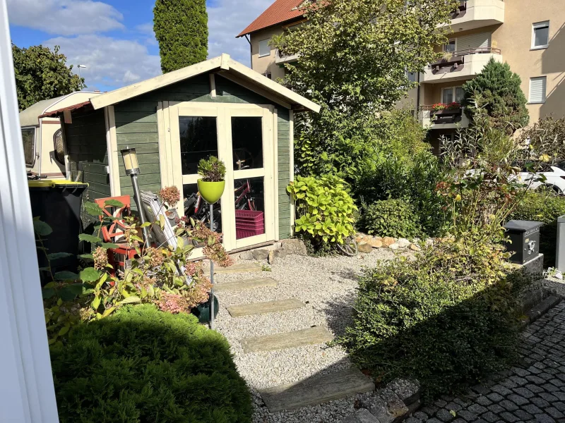 aufwändig gestaltete Außenanlagen (Gartenhaus im Vorbereich)