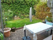 Terrasse mit kleiner Gartenfläche