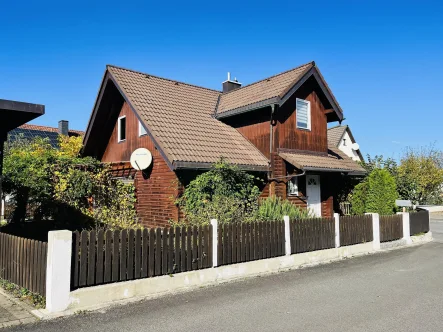 Südostansicht des Hauses - Haus kaufen in Wonfurt - Erleben Sie das behagliche Wohngefühl eines Holzhauses... perfekt auf einem sonnigen Eckgrundstück mit 500m² gelegen!