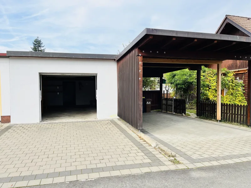 Garage mit Carport