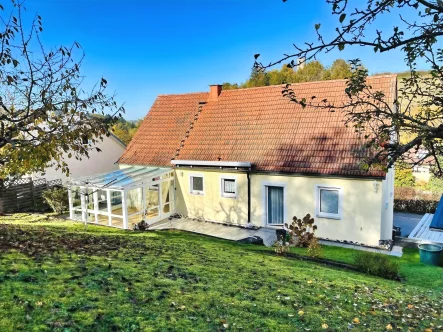 Südansicht des Hauses (Gartenseite) - Haus kaufen in Eltmann - Sonnenverwöhnte Lage im Grünen... gepflegtes Haus mit Wintergarten, 2 Garagen und Garten, Wohnfl. 160m², Grund 1.100m²!