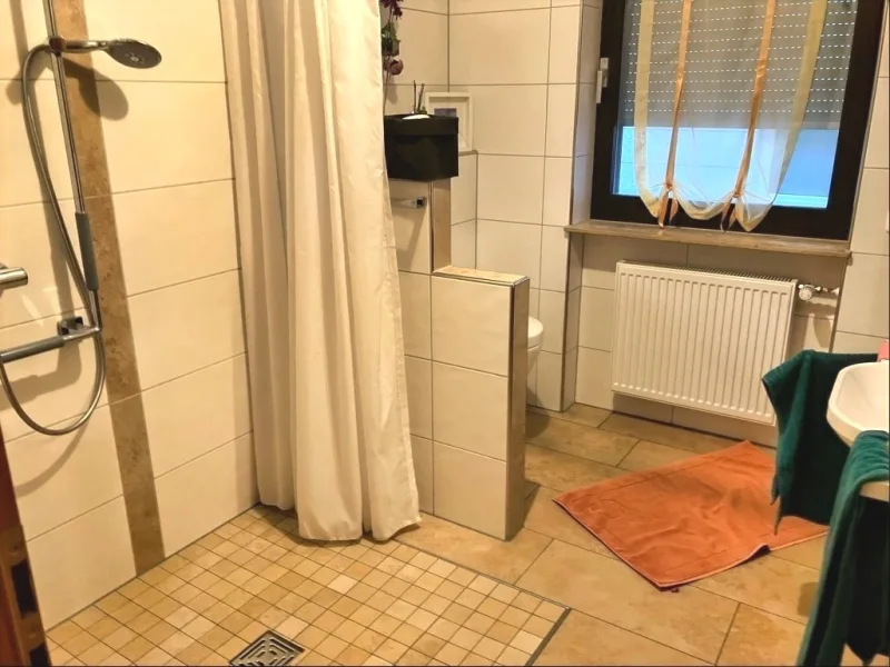 Bad mit bodenebener Dusche (OG-Wohnung)