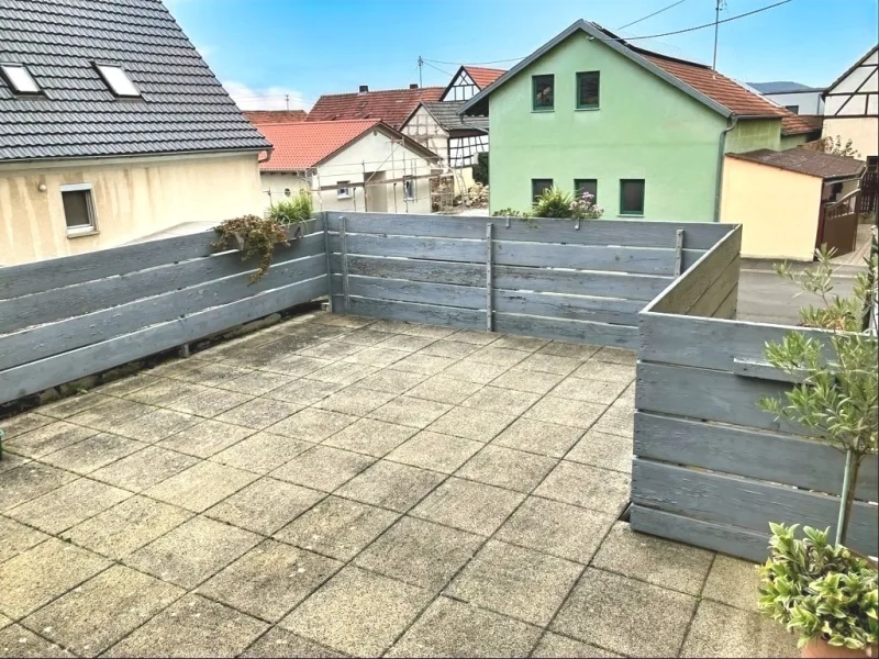 große Dachterrasse (oberhalb der Garage) in sonnenverwöhnter Lage