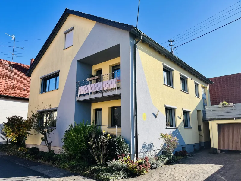 Südwestansicht des Hauses - Haus kaufen in Hofheim - Ideal für Großfamilien... energetisch modernisiertes 2-Fam.-Wohnhaus mit zusätzlich ausgeb. Dachgeschoss in ruhiger Lage!