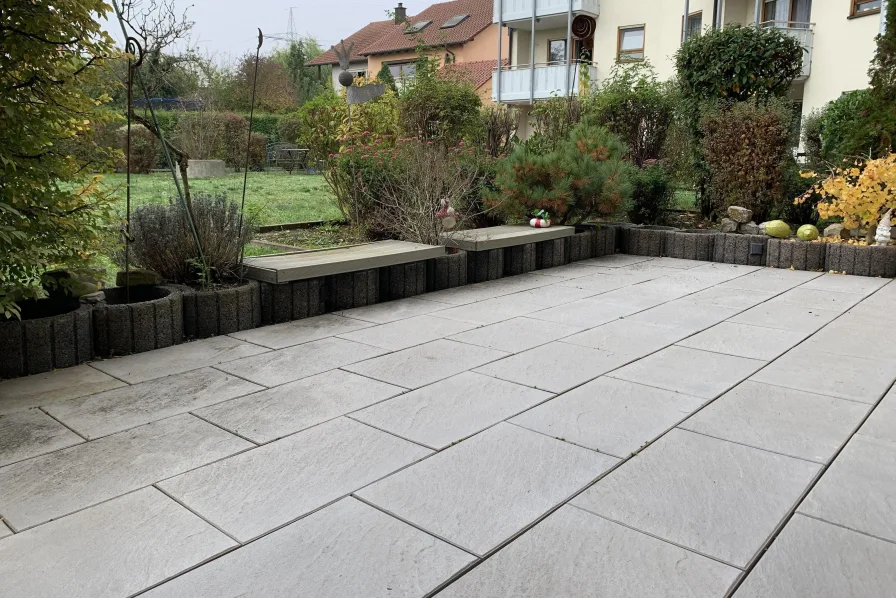 große Terrasse mit Markise und Blick ins Grüne