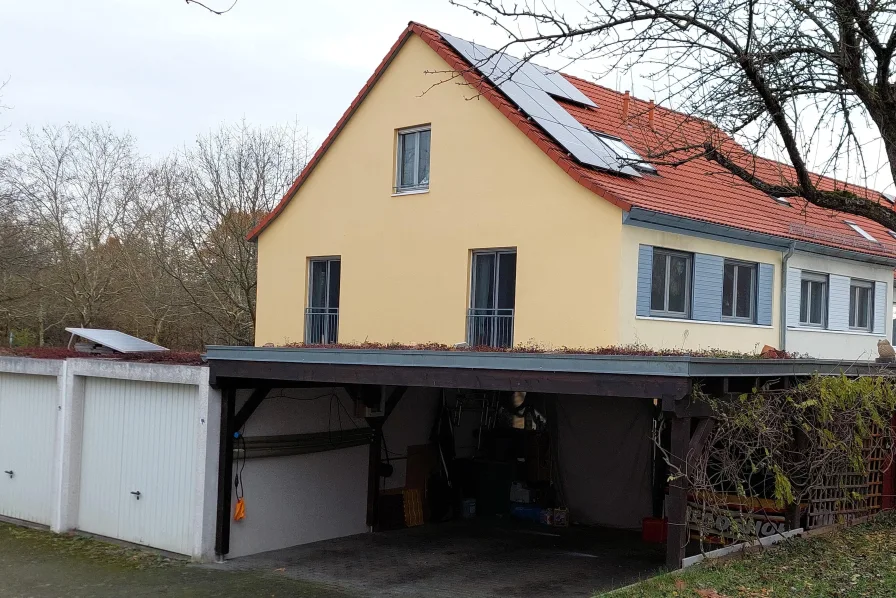 Carport mit Wallbox und direktem Zugang zum Grundstück