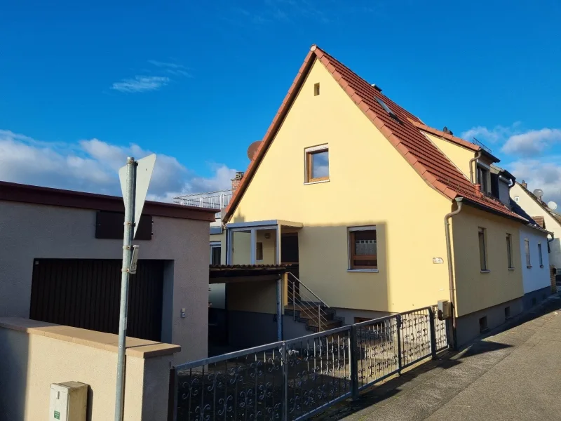 Süd Ansicht - Haus kaufen in Haßfurt - Bezugsfreie, sehr gepflegte Doppelhaushälfte mit Garage auf pflegeleichtem Grund (238m²) in zentraler Lage, Wohnfl. 90m²