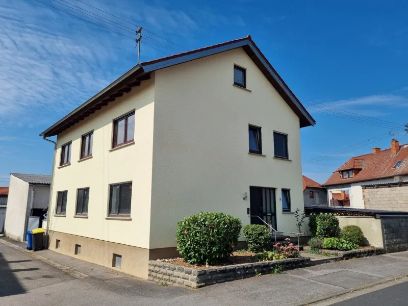 Ost Ansicht - Haus kaufen in Hofheim - Großzügiges Wohnhaus (ca. 175 m² Wfl.) mit großem Nebengebäude und vielseitigen Nutzungsmöglichkeiten