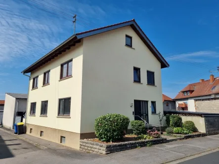 Ost Ansicht - Haus kaufen in Hofheim - Großzügiges Wohnhaus (ca. 175 m² Wfl.) mit großem Nebengebäude und vielseitigen Nutzungsmöglichkeiten