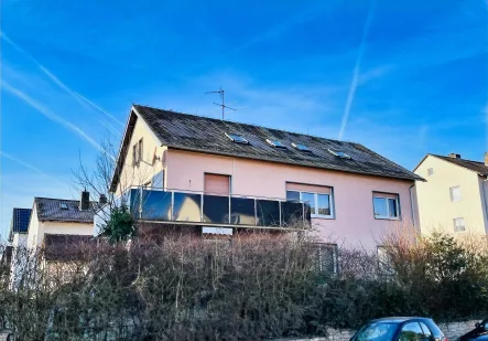 Ansicht des Hauses - Wohnung kaufen in Zeil - Sofort beziehbare, gemütliche 3 Zimmer-Dachwohnung mit Keller und Gartenanteil in altstadtnaher Wohnlage der Stadt Zeil a.M.