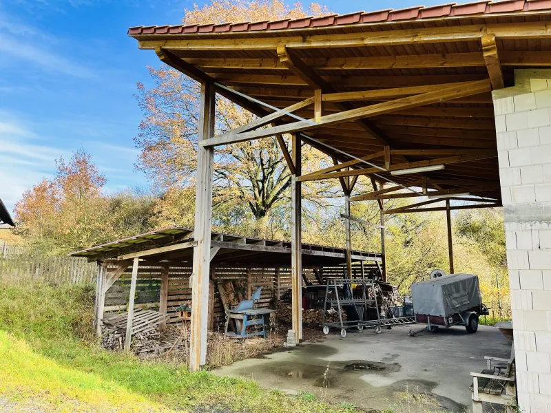 überdachter Abstellplatz am Schlachthaus