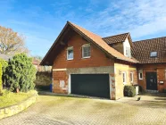 Westansicht mit Garage