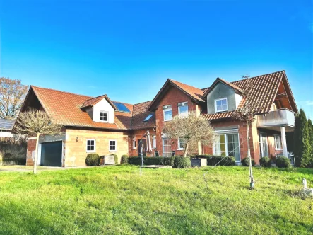 Südwestansicht des Hauses - Haus kaufen in Burgpreppach - Tier- und Pferdehalter aufgepasst! Modernes Haus mit Stallgebäude (Geflügelhof) und Schlachthaus in ländlicher Idylle!