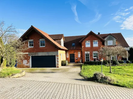 Ansicht - Haus kaufen in Burgpreppach - Tier- und Pferdehalter aufgepasst! Modernes Haus mit Stallgebäude (Geflügelhof) und Schlachthaus in ländlicher Idylle!