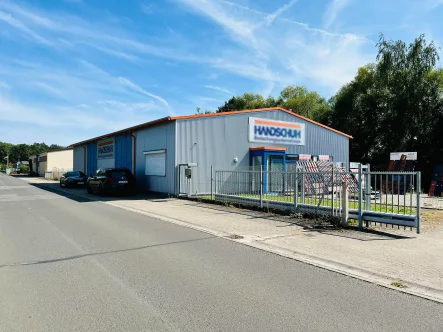 Nordwestansicht mit Zufahrt - Halle/Lager/Produktion kaufen in Haßfurt - Vielseitig nutzbares Gewerbeanwesen in verkehrsgünstiger Lage, weiter bebaubares Grundstück, Grund 5.745m², Nutzfl. 360m²