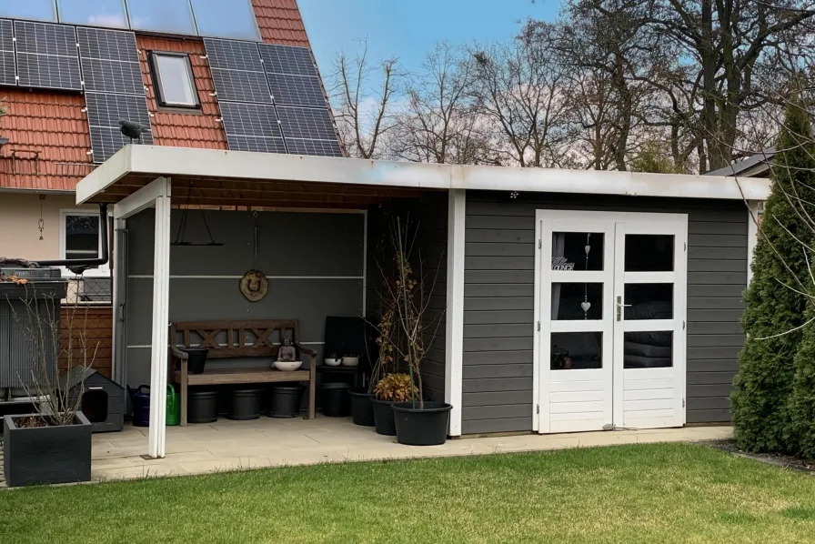 Gartenhaus mit überdachter Sitzgelegenheit