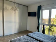 Elternschlafzimmer mit raumhohen Schrank