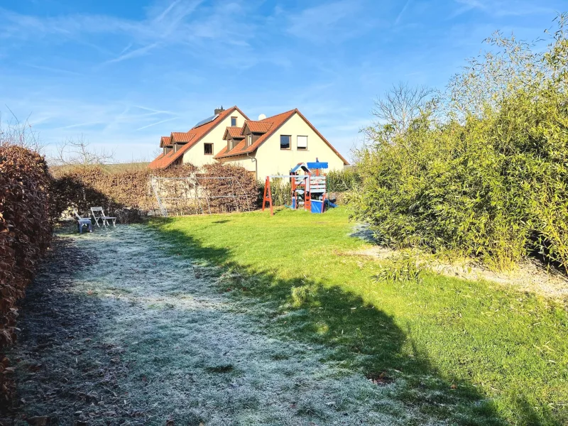 ebener, eingefriedeter Garten