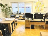 vielseitig nutzbarer Bereich im Erdgeschoss: Zimmer/Büro mit Nebenraum