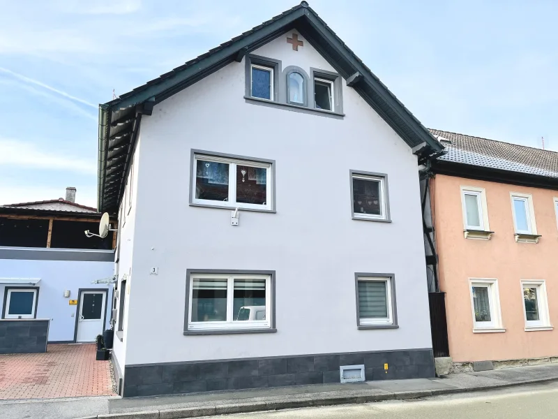 stattliches Wohnhaus mit Platz auf drei Ebenen (Ostansicht)