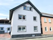 stattliches Wohnhaus mit Platz auf drei Ebenen (Ostansicht)