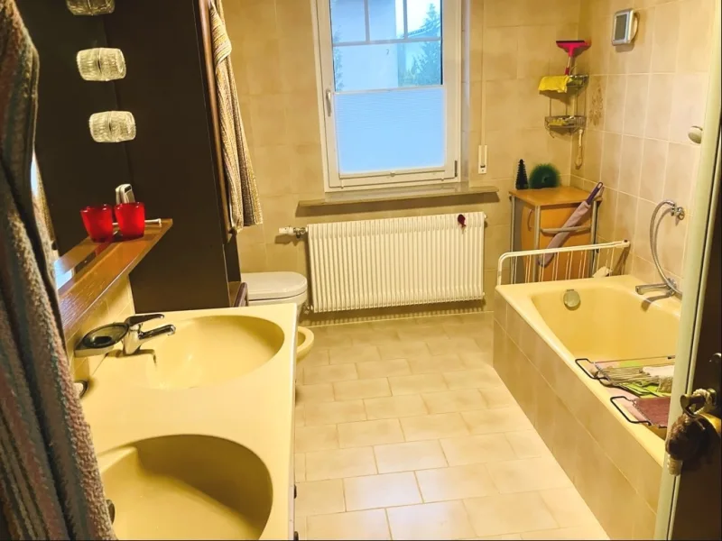 Badezimmer mit Wanne/Dusche/Doppelwaschtisch