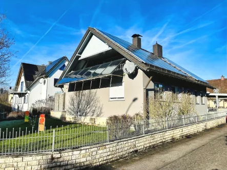 Einfach schön hier zu wohnen... die Südostansicht mit Einfriedung - Haus kaufen in Haßfurt - Wohnen in Bestlage! Ruhig und sonnig gelegenes 1-2 Fam.-Haus mit Garage, Carport, Terrasse, Dachterrasse, Garten, Grd. 610m²!