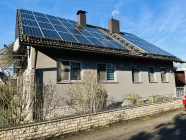 Südostansicht des Hauses mit PV-Anlage