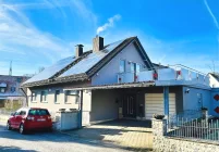 Nordostansicht mit Doppelcarport/Garage und großer Dachterrasse