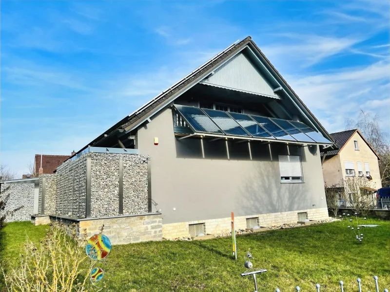 Gartenansicht mit Loggia und vorinstallierter Solaranlage