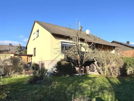 Südwestansicht mit Terrasse (Gartenseite) - Haus kaufen in Hofheim - Viel Platz auf drei Ebenen! Familienfreundliches Zuhause auf einem sonnenverwöhnten und von viel Grün umgebenen Grundstück!