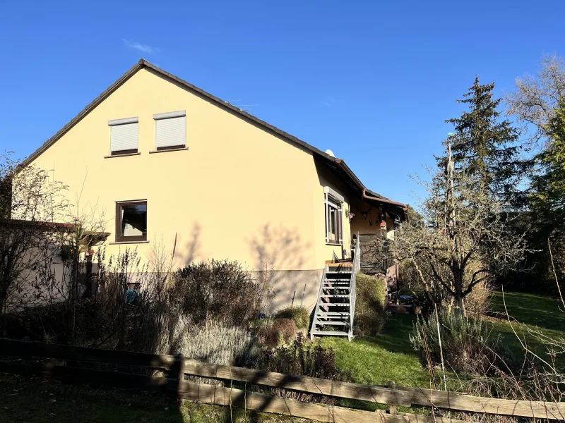 Westansicht mit Treppe von der Terrasse zum Garten