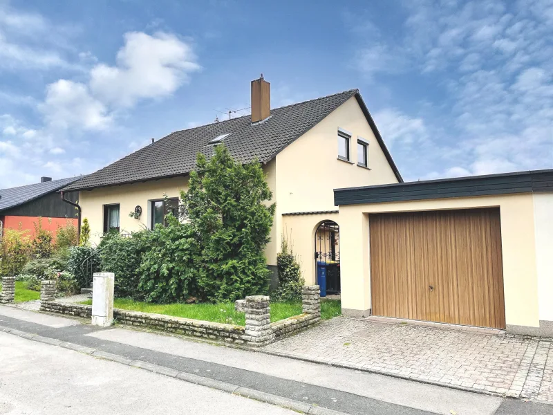 Nordwestansicht mit Garage