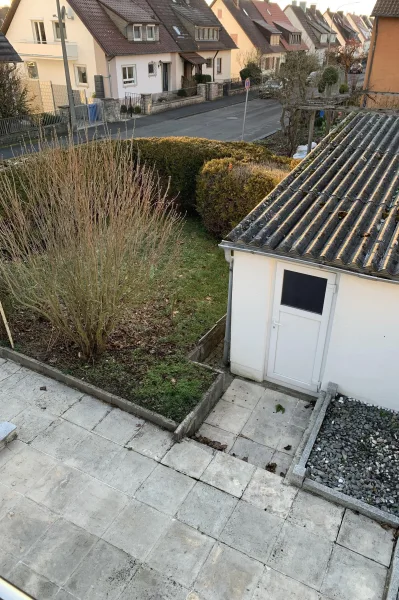 vom Balkon mit Blick auf den kleinen Garten